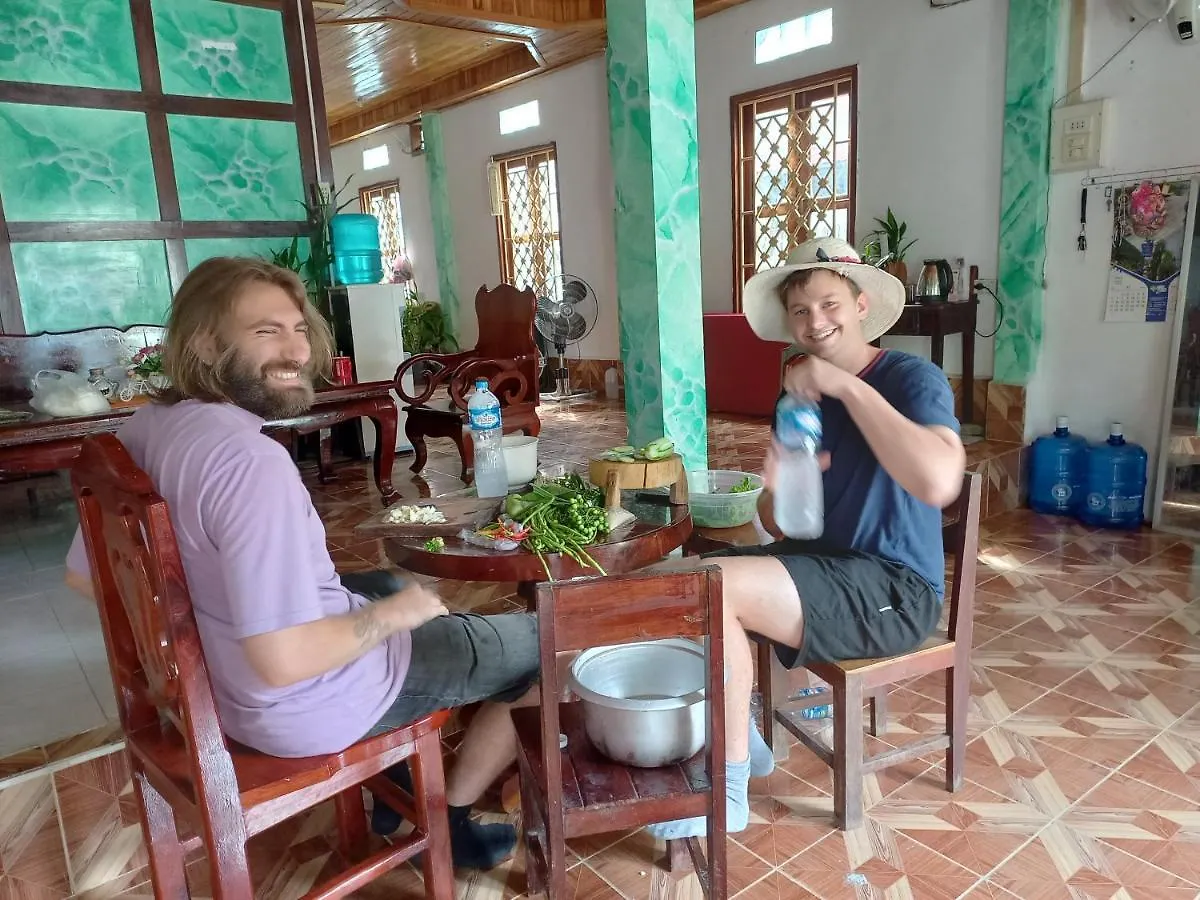 Hostel Watthat & Maladreds Guesthouse Dorm 1 Luang Prabang Laos